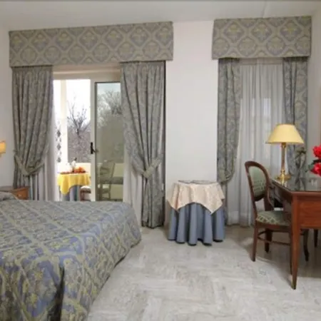 Hotell Mondial Park 4*