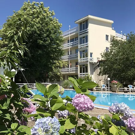 Hotel Mondial Park 4*
